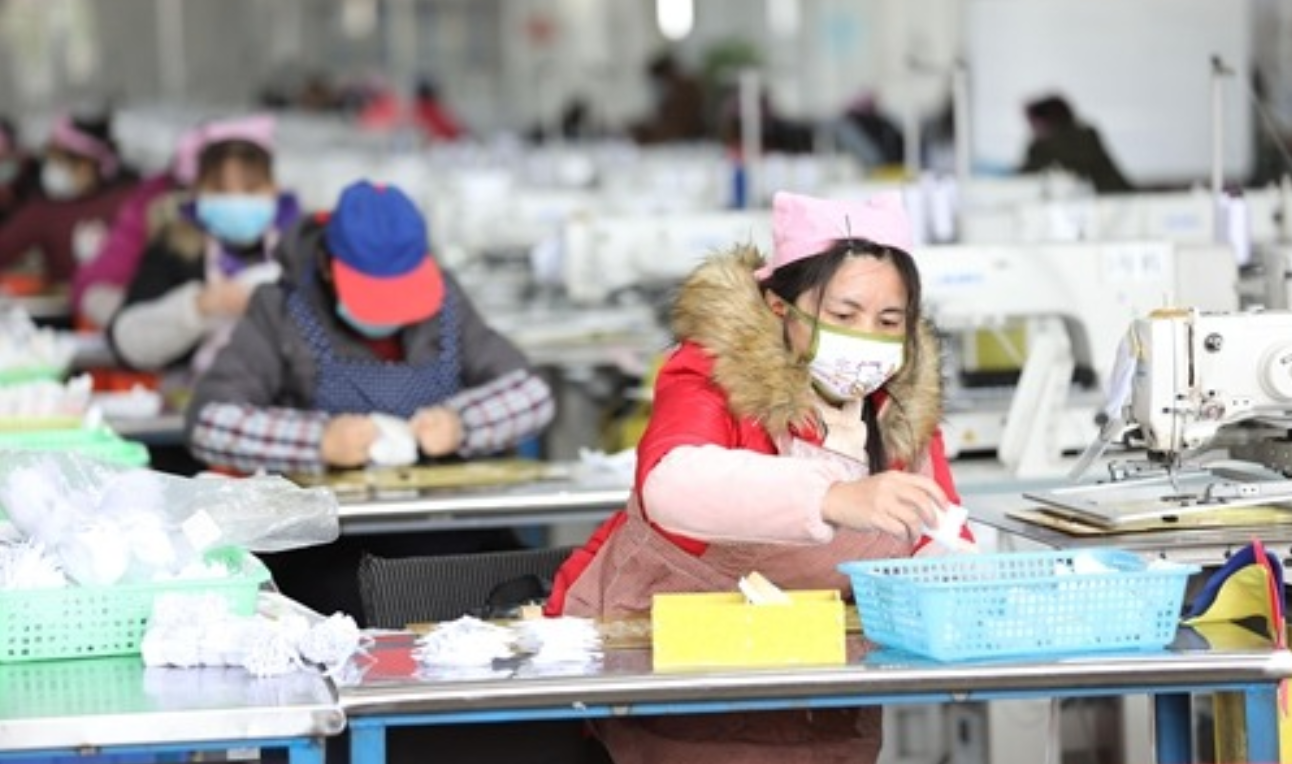 Các doanh nghiệp nhỏ tại Trung Quốc gặp tình thế tiến thoái lưỡng nan: khó duy trì ở tình trạng hiện tại hoặc từ bỏ trắng tay.
