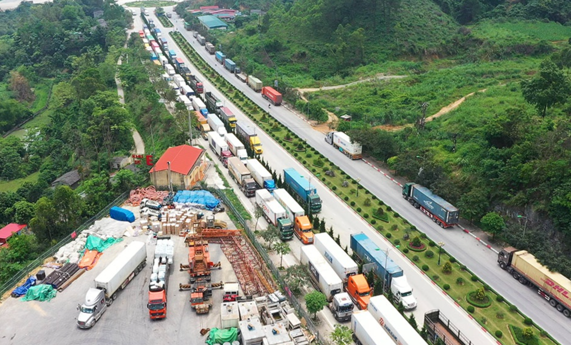 Lạng Sơn: Cửa khẩu Hữu Nghị thông báo tạm đóng cửa, thông quan xuất nhập khẩu bị đình trệ